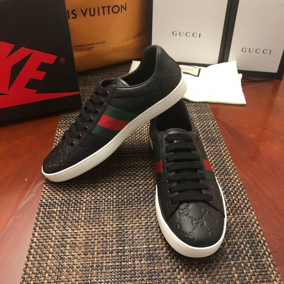 gucci signature sneakers